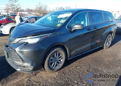 2021 Toyota Sienna Le z USA, uszkodzony, nr VIN 5TDKRKEC7MS009360